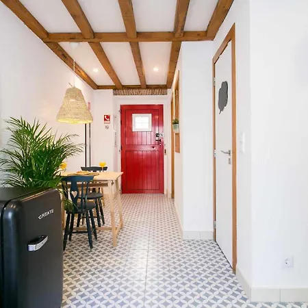 Estudio Com Terraco Junto Ao Lx Factory Appartamento